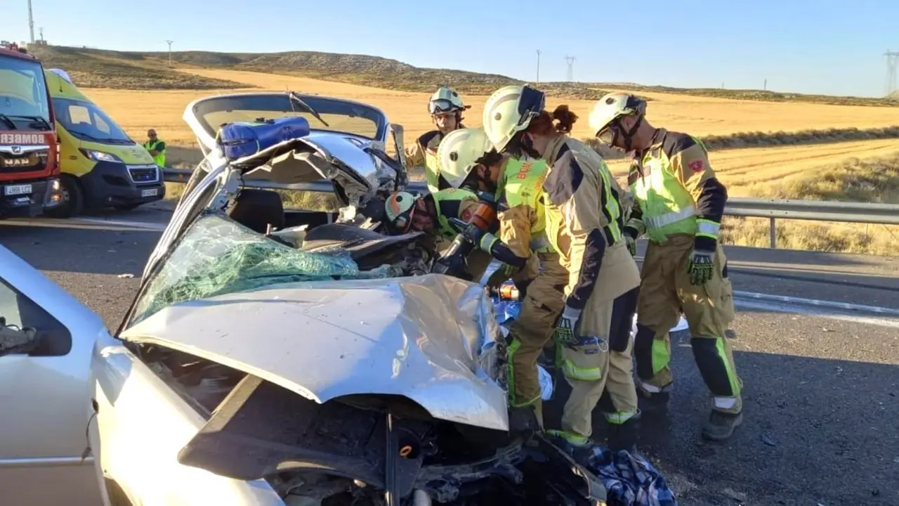 Dos muertos y un herido grave al colisionar un camión y un turismo en la AP-2, accidente de tráfico, choque, colisión, salida de vía