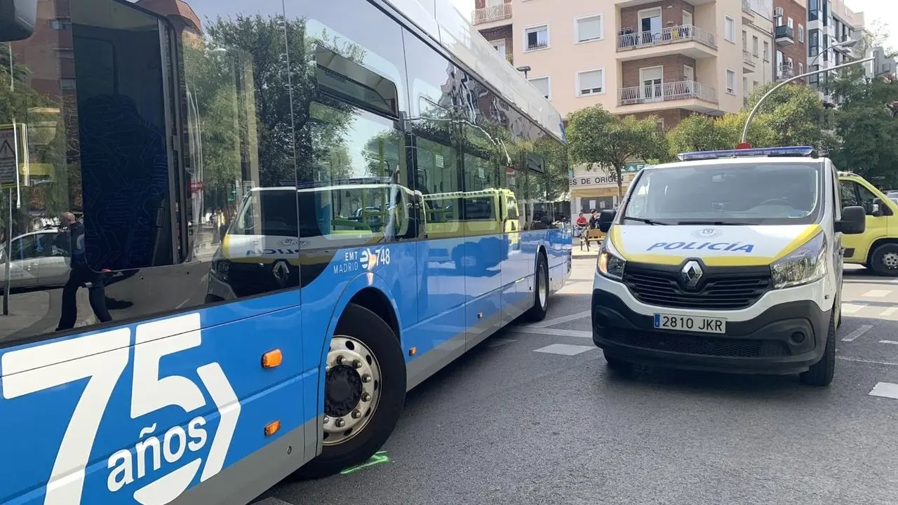 Muere un hombre al ser atropellado por un autobús del transporte urbano en una intersección
