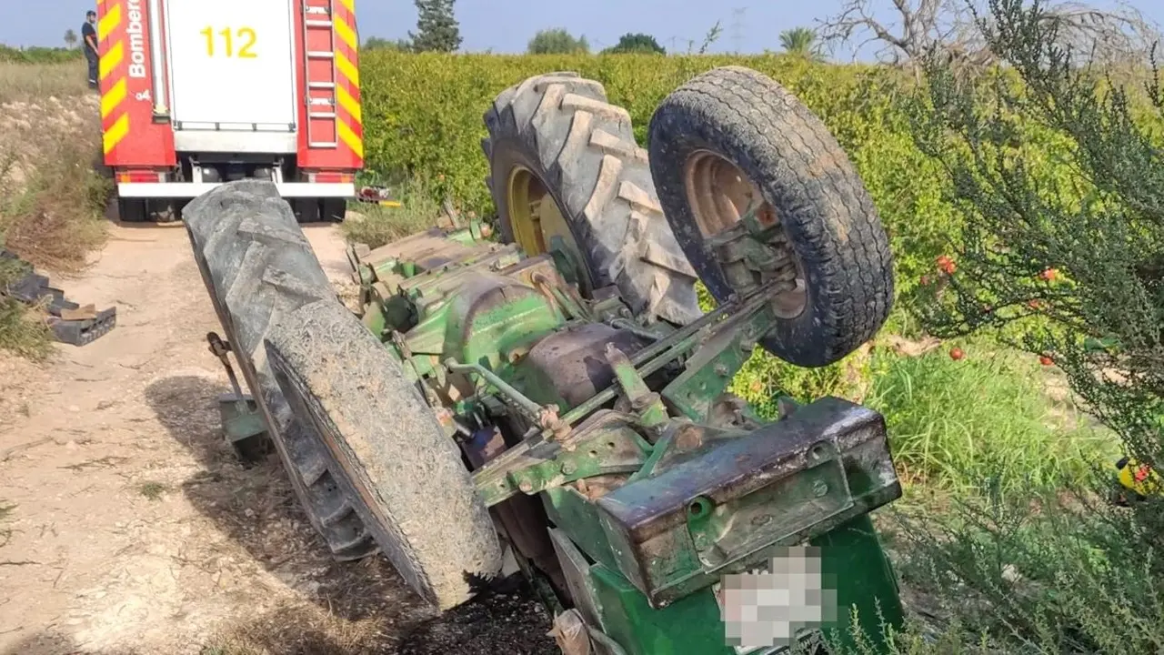 Muere un hombre al volcar el tractor que manejaba y quedar atrapado debajo