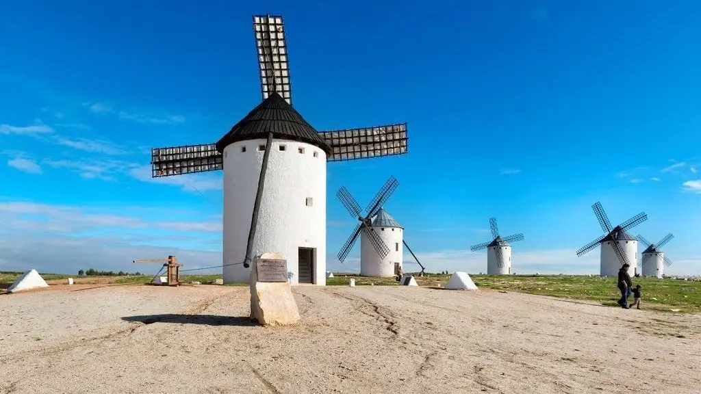 En la imagen los tradicionales molinos de viento de la localidad ciudadrealeña de Campo de Criptana - © Turismo Castilla-La Mancha