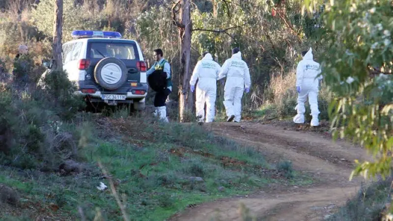 En la imagen de archivo agentes de la Guardia Civil y forenses en un paraje tras hallarse un cadáver, asesinato, crimen,&nbsp;