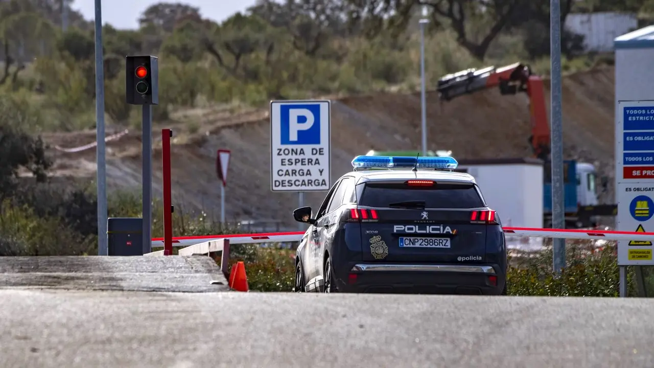 Vista de un vehículo policial en el Ecoparque de Toledo este miércoles donde se halló el cadáver que corresponde al chico de 17 años que desapareció, junto con su primo de 11 años en Madrid - EFE/Ismael Herrero