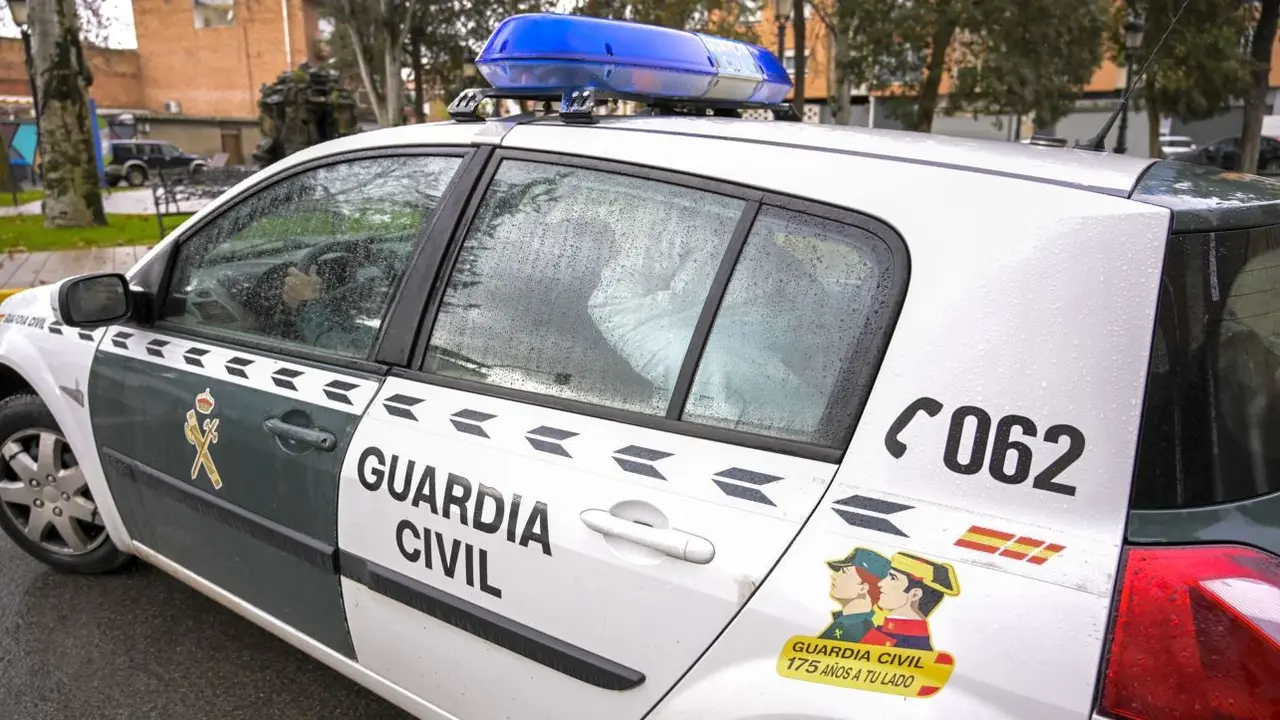 La Guardia Civil detiene al hombre que vivía con la joven de 24 años que ha muerto este domingo agredida con un arma blanca en Piedrabuena (Ciudad Real), como presunto autor del ataque que le ha costado la vida - EFE/ Jesús Monroy, detenido