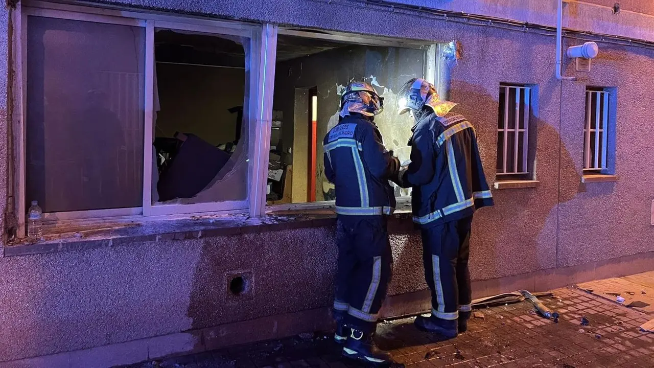 Encuentran un cadáver calcinado en la extinción de un incendio en un garaje, bomberos, fuego, 