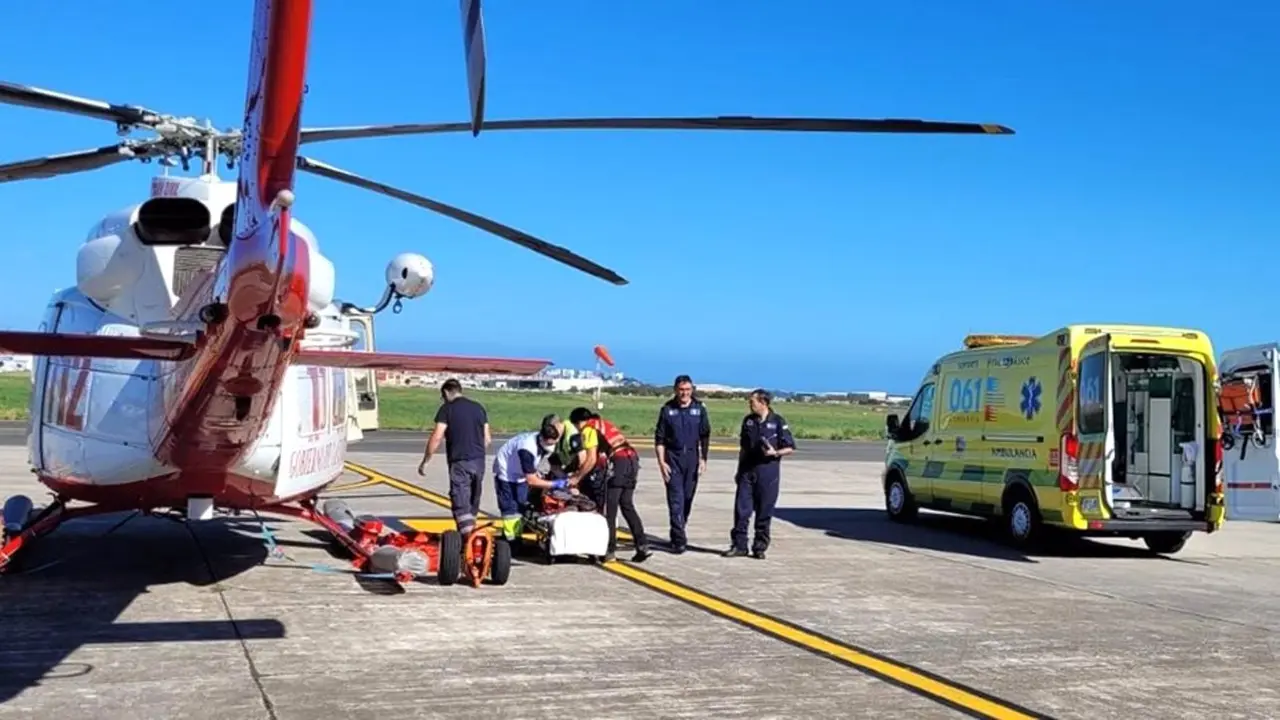 Muere una persona al resbalar y caer unos 200 metros hacia abajo en un paraje, helicóptero, ambulancia, rescate, accidente,&nbsp;