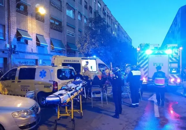 Un patinete eléctrico explota en un piso y provoca un incendio con 21 heridos, ambulancia, 