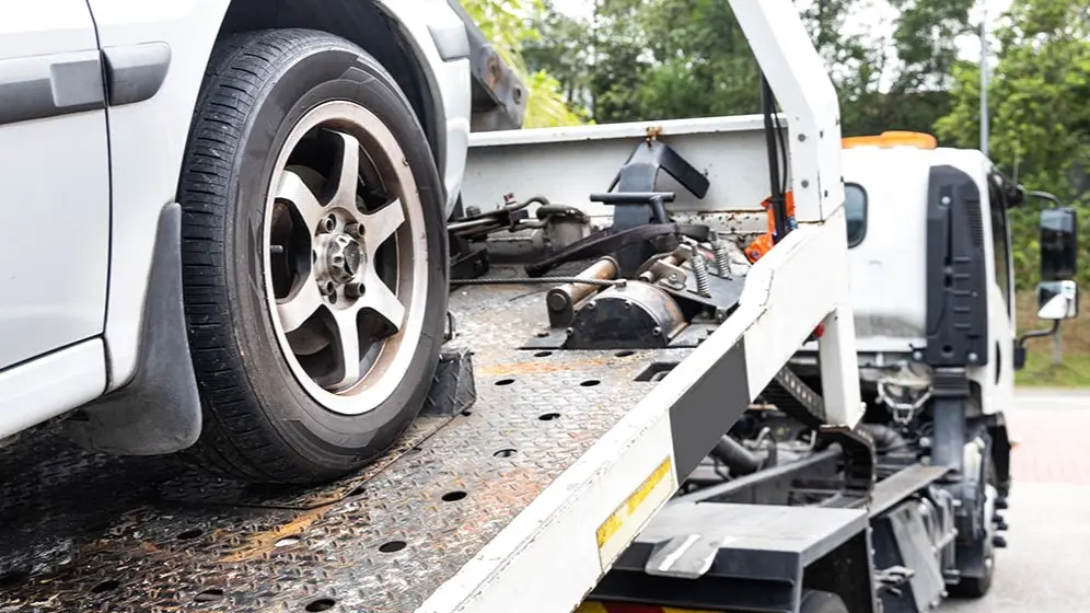 Muere un hombre en un accidente mientras remolcaba un vehículo con una grúa