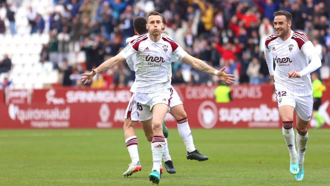 El Albacete Balompié remonta ante el Málaga y sigue soñando con el play-off (3-2)