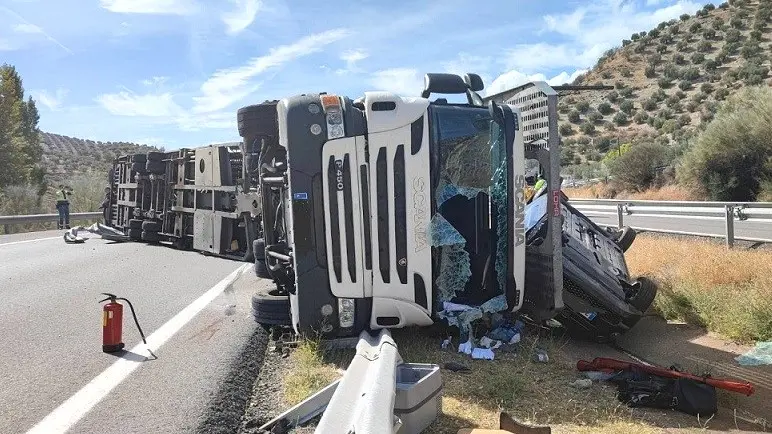 Imagen de archivo de un accidente de tráfico con un camión tráiler implicado