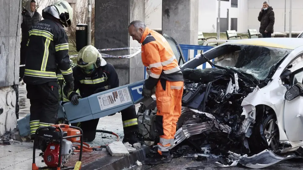 Muere un joven de 30 años al chocar el coche que conducía contra un edificio, accidente de tráfico, choque, colisión