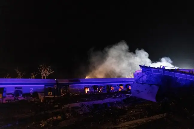 Decenas de muertos y heridos al chocar dos trenes, de pasajeros y de mercancías