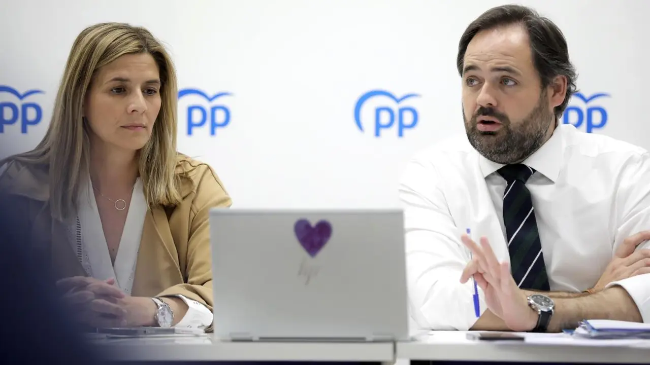 El presidente del PP de Castilla-La Mancha, Paco Núñez, junto a la secretaria regional del partido, Carolina Agudo, este miércoles en un momento de la reunión del Comité de Dirección