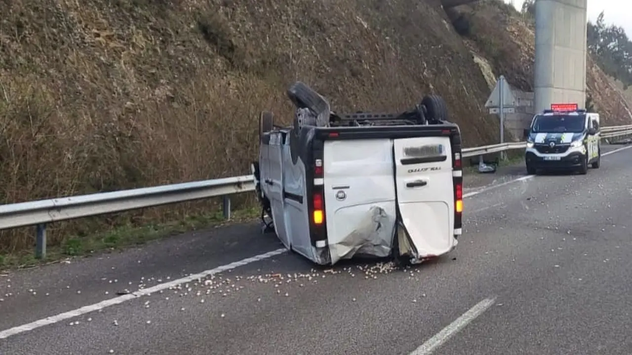 Muere un hombre tras salirse de la vía su furgoneta y chocar contra la bionda