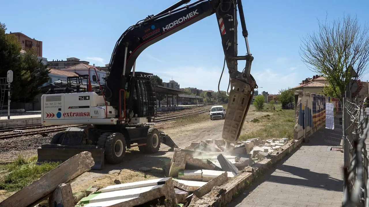 Las labores de demolición del muro de la estación del ferrocarril de Cuenca comenzaron este miércoles con el objetivo de romper "la brecha" que dividía barrios de la ciudad y que es la primera medida del proyecto de integración urbanística Plan X Cuenca - EFE/ José del Olmo.