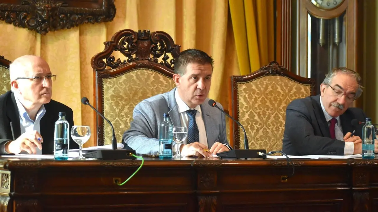 El presidente de la Diputación de Albacete, Santiago Cabañero, ha presidido el Pleno de la institución provincial que ha aprobado por unanimidad la modificación de crédito