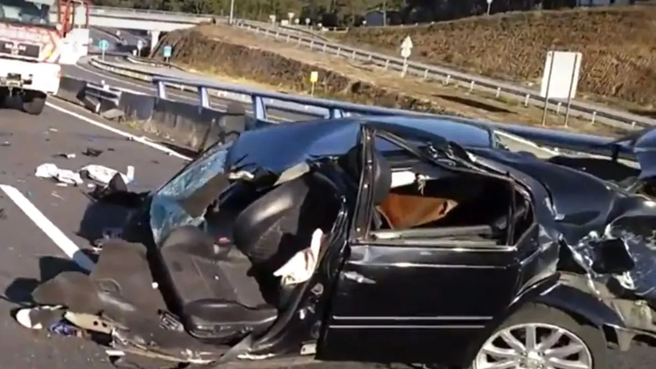 choque, colisión, accidente de tráfico, mediana, salida de vía, 