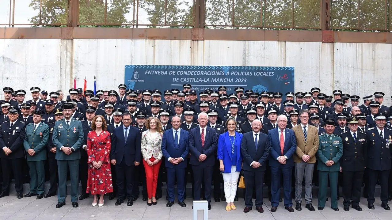El consejero de Hacienda y Administraciones Públicas de Castilla-La Mancha, Juan Alfonso Ruiz Molina, ha entregado las medallas al mérito y a la permanencia a los policías locales de Castilla-La Mancha