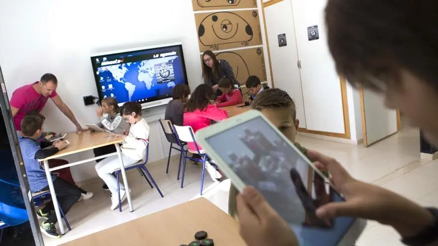 Castilla-La Mancha recibe casi 32 millones para formación digital del alumnado, alumnos, clase, nuevas tecnologías, robótica, tablets, tableta, tablet, libro digital, tecnología, educación, 