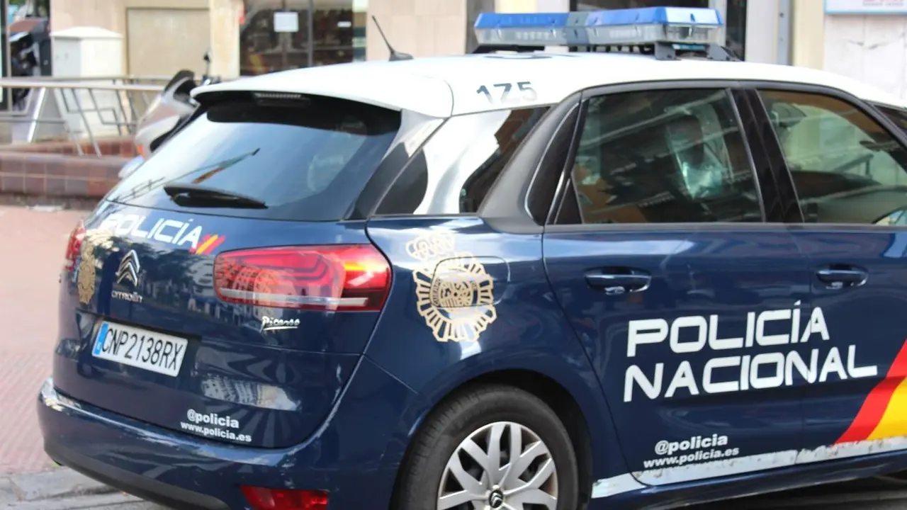 Detenido y a prisión el padre de una bebé de tres meses tras matarla a golpes, Policía Nacional, patrulla, agentes, reyerta, asesinato, cadáver, crimen, detenido, 