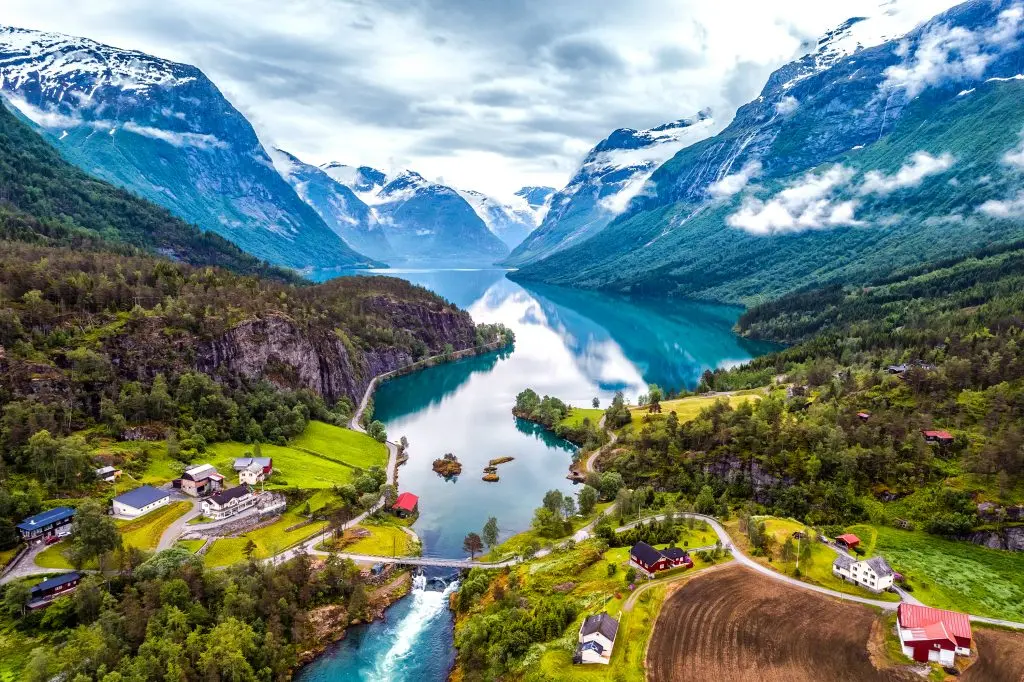 Descubre la belleza natural de Noruega en un crucero por sus impresionantes fiordos