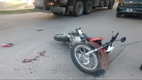 Muere un motorista herido muy grave tras colisionar con un camión en una calle