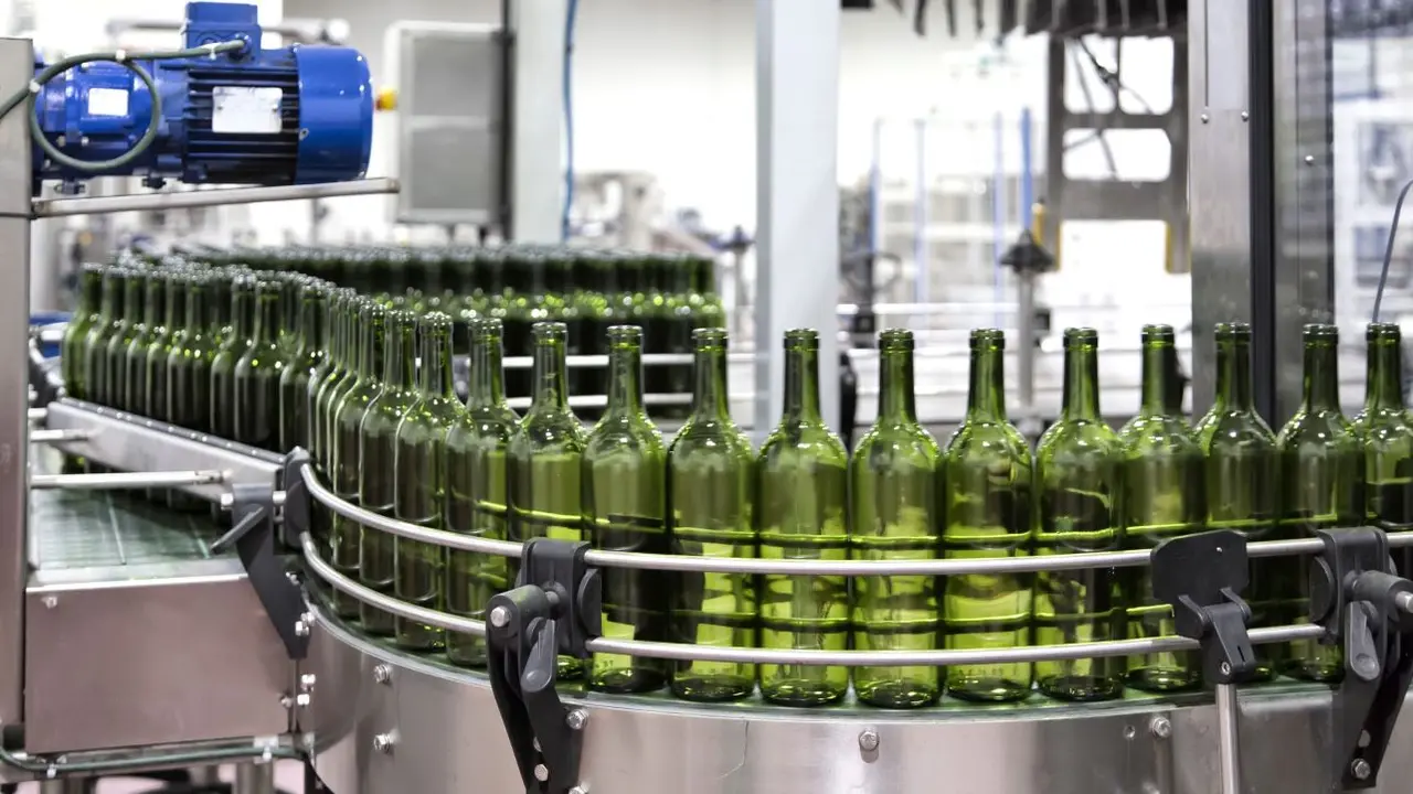 Botellas de vino en una cooperativa de Castilla-La Mancha, vino, vitivinícolas, bodegas, vendimia, 