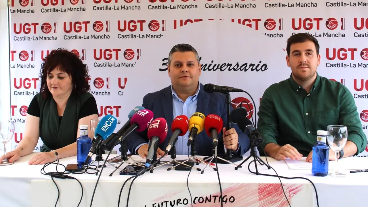 El secretario regional de UGT en Castilla-La Mancha, Luis Manuel Monforte (c), durante el desayuno informativo que ha ofrecido en Toledo