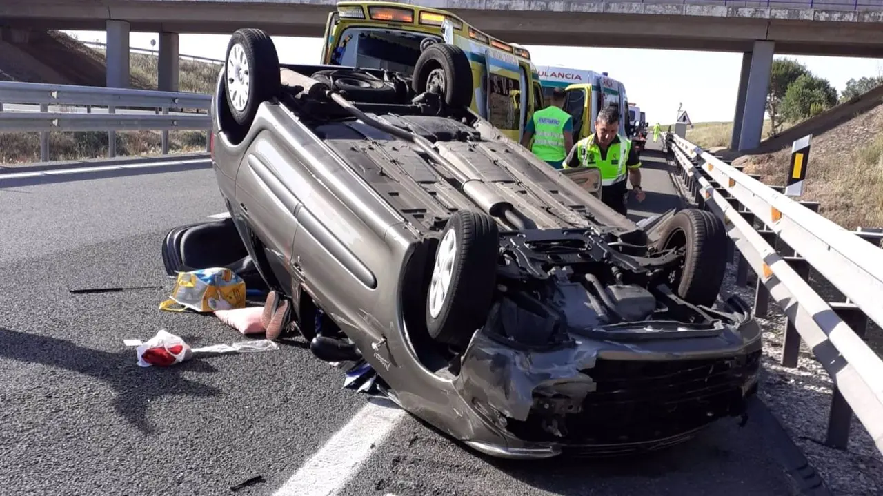 accidente de tráfico, salida de vía, coche volcado, tras salirse de la vía y volcar su vehículo, choque, colisión, rescate,&nbsp;