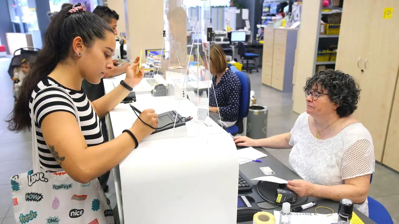 Correos amplía el horario en 14 oficinas de Castilla-La Mancha para agilizar el voto por correo