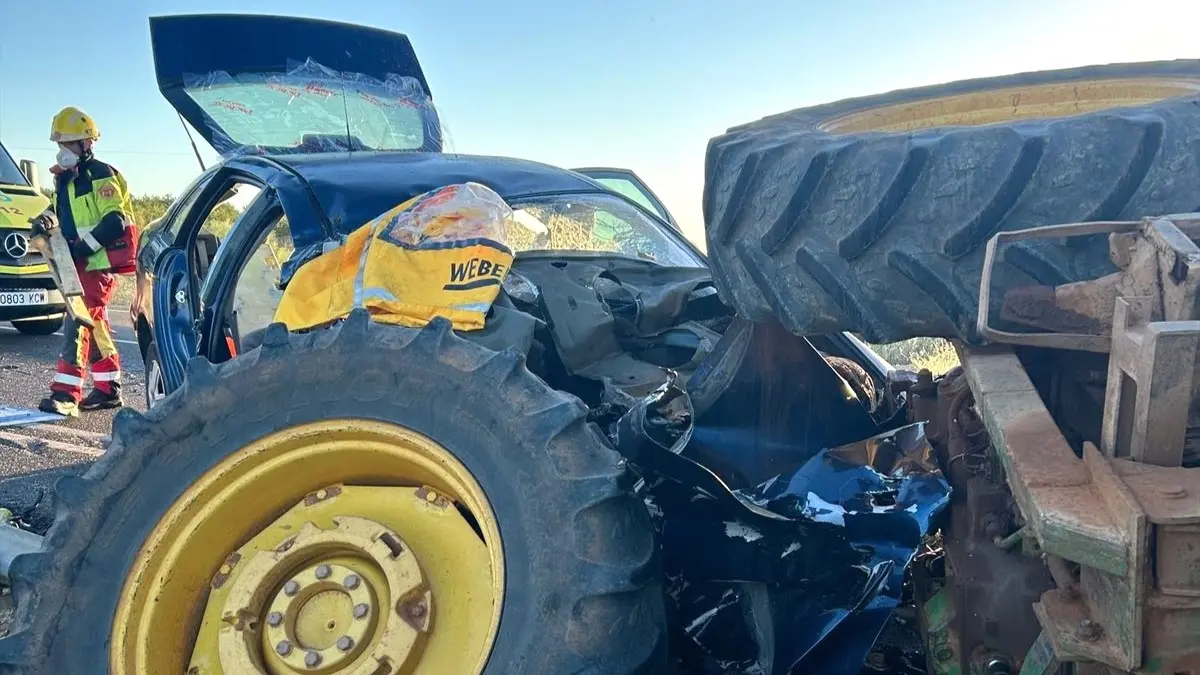 Un muerto y dos heridos por el choque de un turismo y un tractor en Los Yébenes (Toledo), accidente de tráfico, colisión,