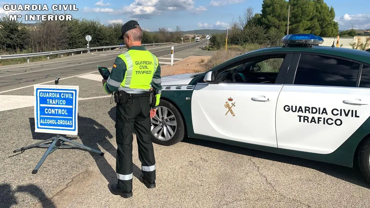 Investigada una persona por circular a 215 kilómetros por hora en la AP-36, radar, control, Guardia Civil de Tráfico, agente