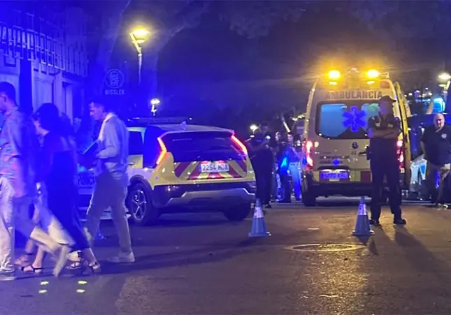 Pelea suegra-yerno a navajazos en una calle: el joven, apuñalado por la mujer, ambulancia, cadáver, reyerta, asesinato, crimen, atropello, policía, agentes, accidente, 