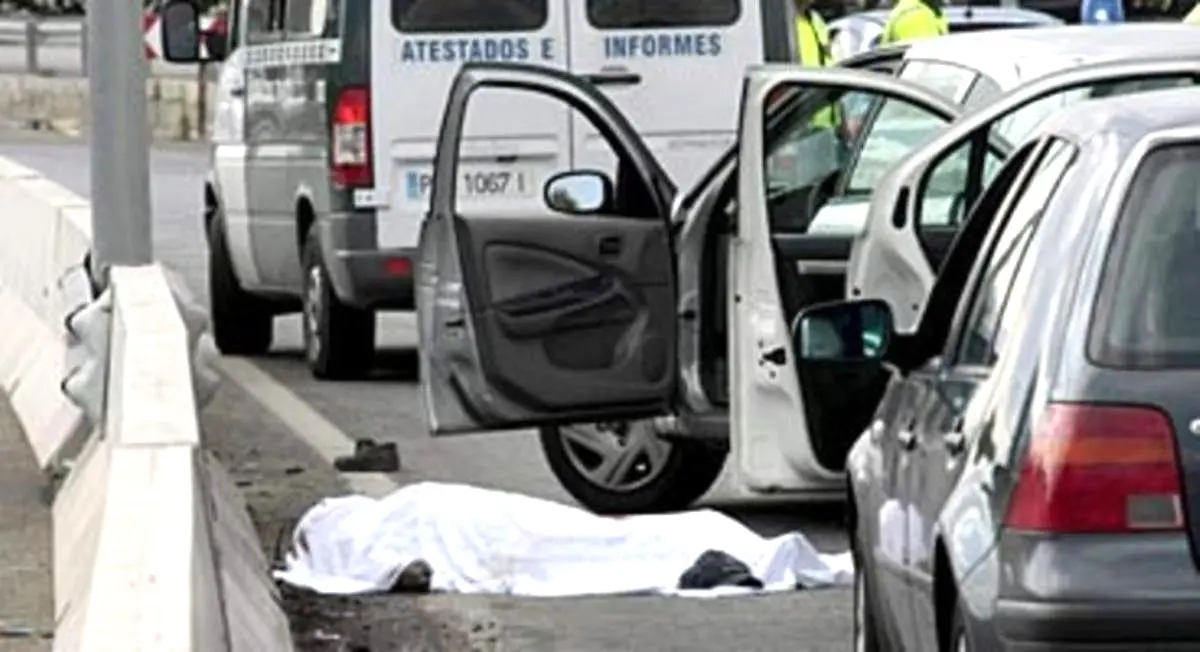 Imagen de archivo de un accidente de tráfico con una víctima mortal tras ser atropellada, atropello, cadáver,