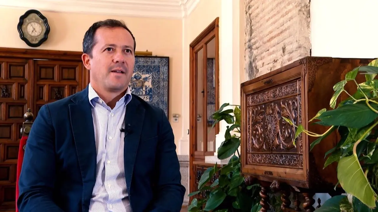 El alcalde de Toledo, Carlos Velázquez, en un momento de la entrevista con Europa Press