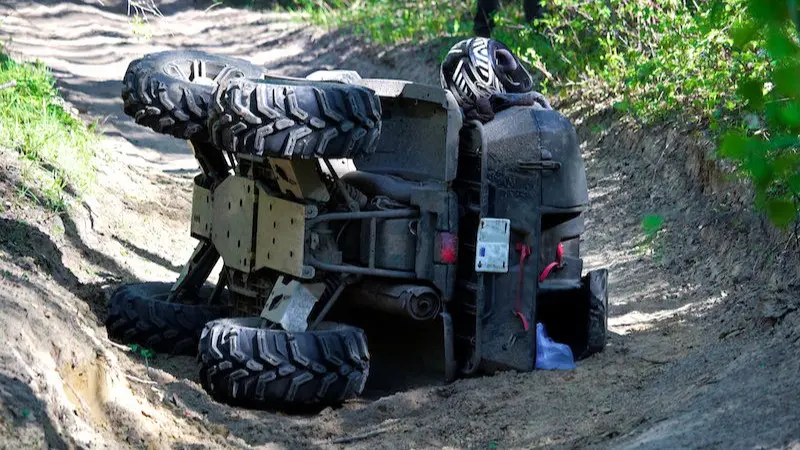 Imagen de archivo de un accidente de circulación en un camino rural con un quad implicado