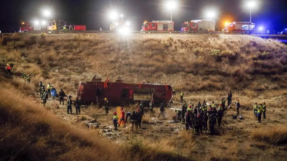 Imagen de archivo de un accidente de tráfico con un autobús implicado tras salirse de la vía y caer por un terraplén