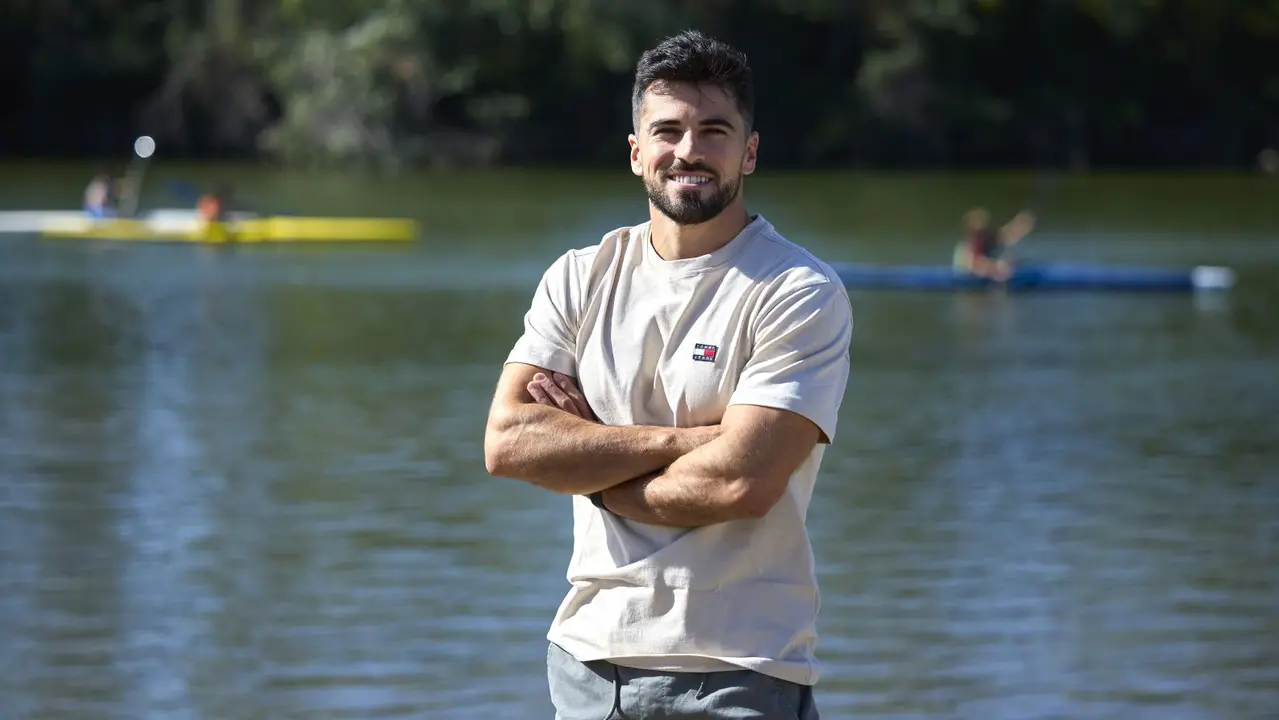 El piragüista talaverano Paco Cubelos, que recientemente ha conseguido una plaza en los Juegos Olímpicos de París para el equipo español, en un momento de la entrevista - EFE/Manu Reino