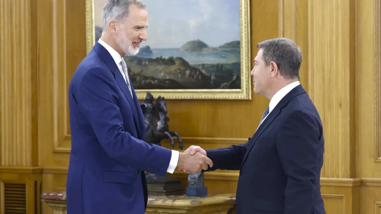 El presidente de Castilla-La Mancha, Emiliano García-Page, es recibido en el Palacio de la Zarzuela, en Madrid, por el rey Felipe VI tras su nombramiento como presidente de la Comunidad Autónoma - Fotografía: Casa Real