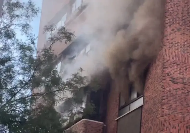 Trágico incendio: dos obreros muertos al quemarse un piso y no poder salir de él