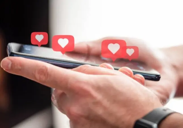 Una cita de Tinder acaba en una violación: lo droga para agredirlo y le roba todo