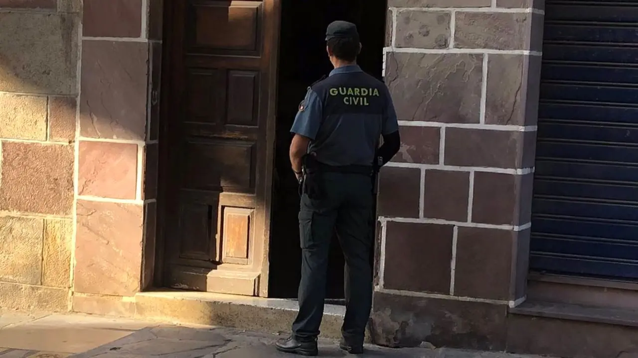 Muere un joven de 25 años al explotar un aparato electrónico mientras dormía, asesinato, cadáver, Guardia Civil, agente, detenido, violencia de género,