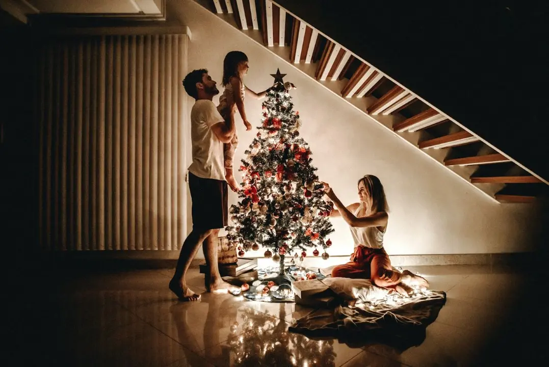 Tradiciones navideñas para adoptar este año, Navidad, árbol de navidad, regalos, infancia,