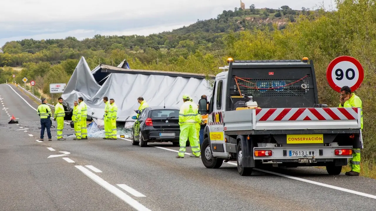 Cuatro muertos, entre ellos 2 bebés, en el choque entre un camión y un turismo