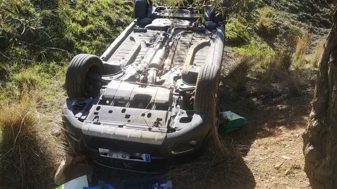 accidente de tráfico, choque, colisión, salida de vía, salirse de la vía y volcar, coche volcado,