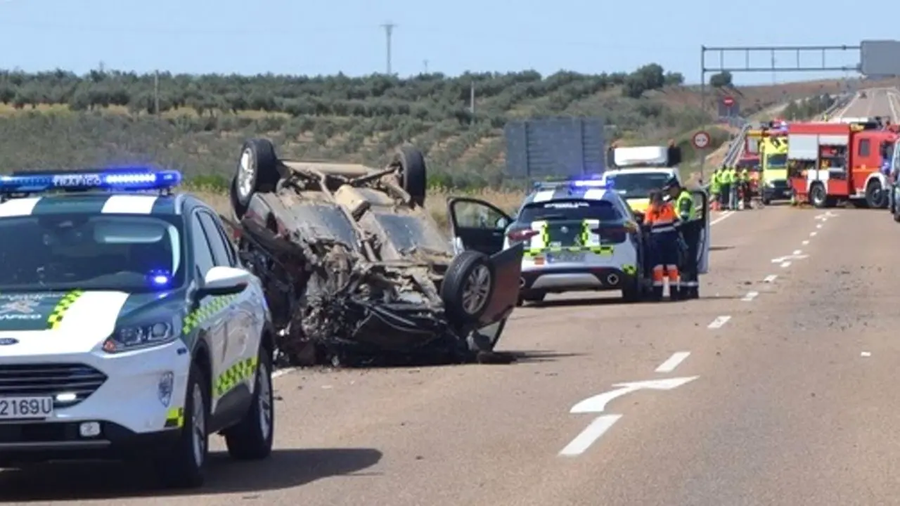 accidente de tráfico, choque, colisión, salida de vía, salirse de la vía y volcar, vehículo volcado,