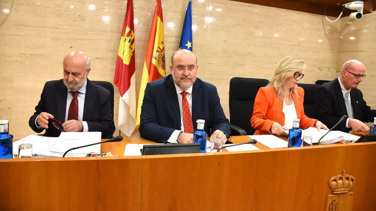 El vicepresidente primero del Gobierno de Castilla-La Mancha, José Luis Martínez Guijarro, comparece en la Comisión de Economía y Presupuestos de las Cortes de Castilla-La Mancha