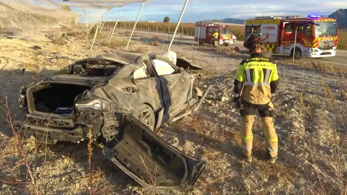 accidente de tráfico, salida de vía, salirse de la vía, incendiado, ardiendo, choque, colisión,