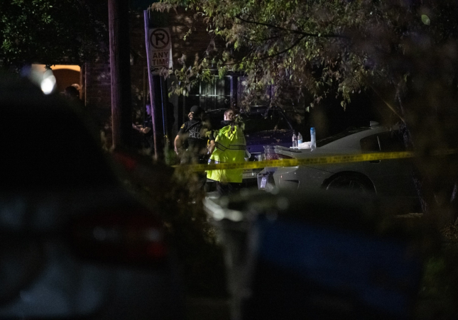 Entra en casa de sus vecinos y asesina a tiros a 3 adultos y a un bebé de un año, policía, cadáver, tiroteo,
