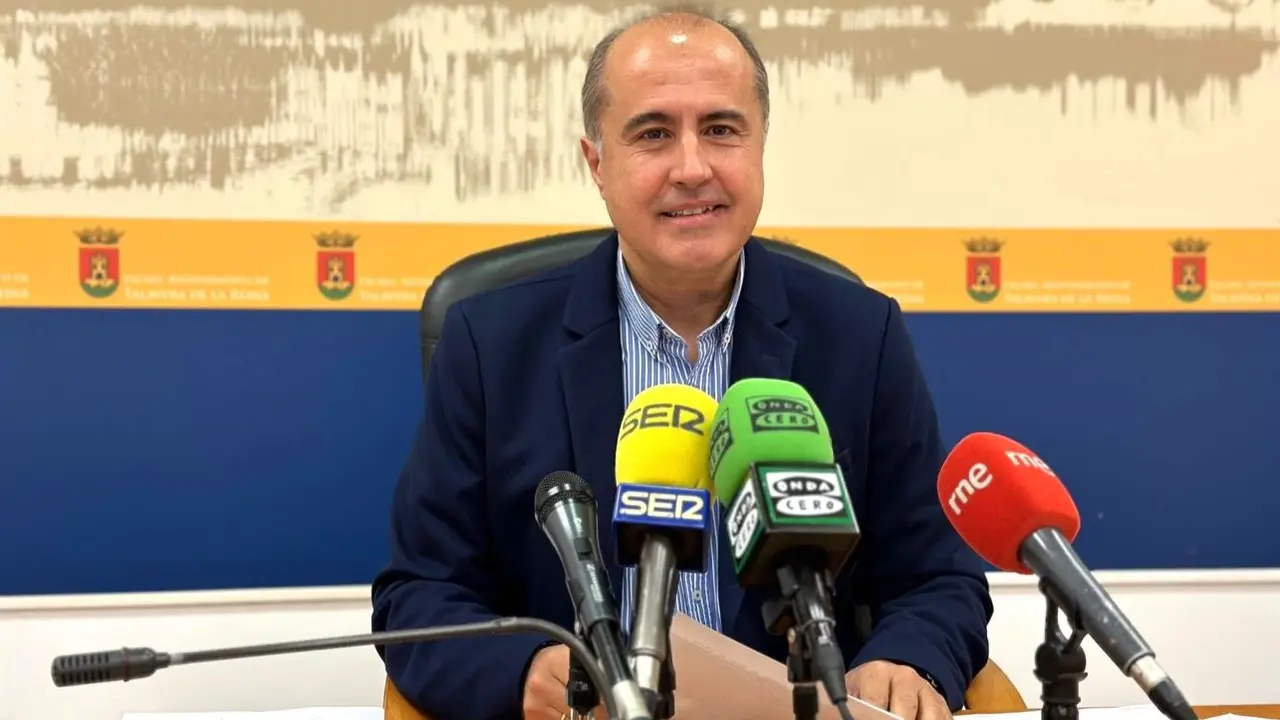El portavoz del equipo de gobierno del Ayuntamiento de Talavera de la Reina (Toledo), Jesús García Barroso, durante la rueda de prensa que ha ofrecido