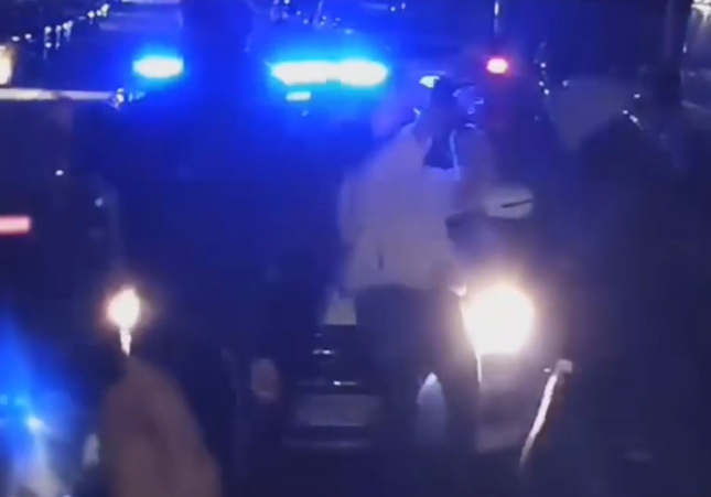 VIDEO. Bandas atacan brutalmente a la policía en un encuentro de coches tuneados